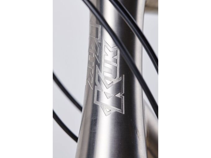 Kinesis-Gravur auf dem Steuerrohr