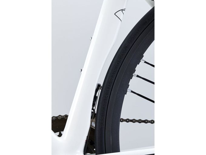 Eine Aussparung am Sitzrohr bietet dem Reifen den nötigen Platz.
