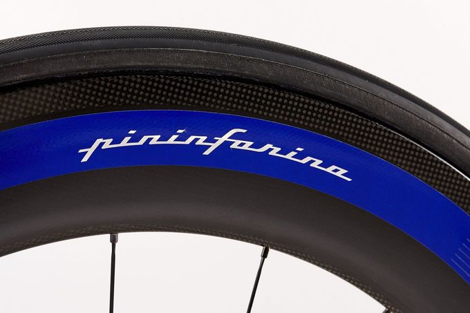 Die Campagnolo-Ausführungen des De Rosa SK Pininfarina rollen auf einem Satz FSA-Vision-Metron-81-Laufrädern, die in Vittoria-CX-Reifen gehüllt sind.