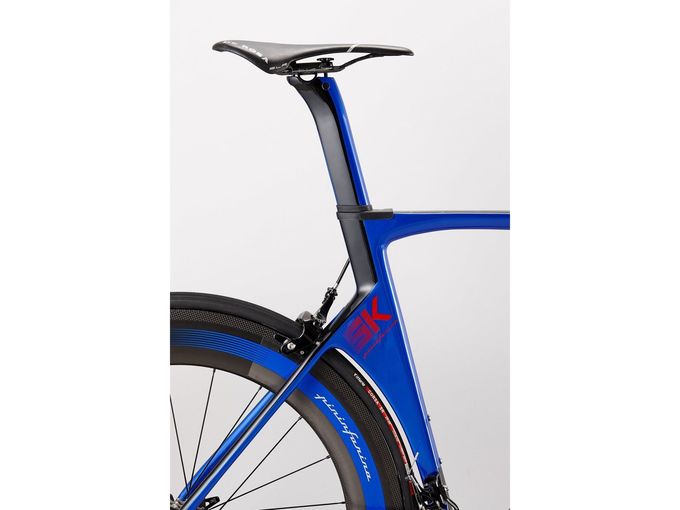 Für ein Plus an Aerodynamik sorgt am hinteren Ende die aggressive Hinterradaussparung am überdimensionierten Sitzrohr.