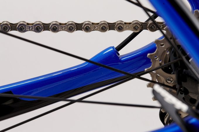 Hier wird das Kabel vom Schaltwerk ins Innere der Kettenstrebe geleitet.