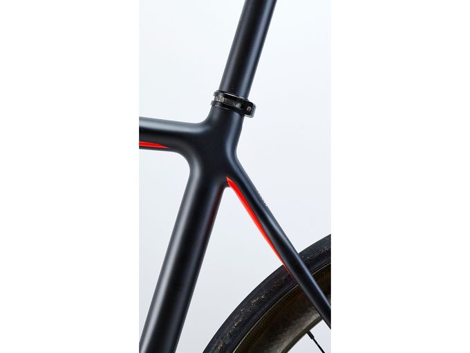 Die Enve-Carbon-Road-Sattelstütze wird von einer externen Sattelklemme fixiert.