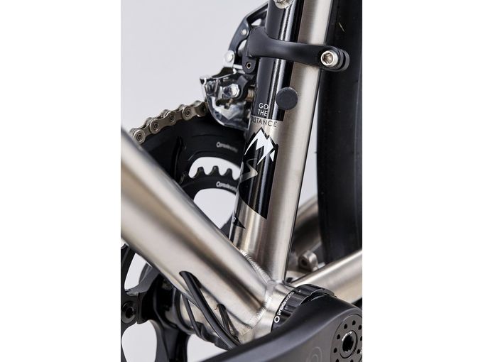 "Go for Distance" steht auf dem Sitzrohr geschrieben und spiegelt die Funktion des Langstreckenrenners wieder.