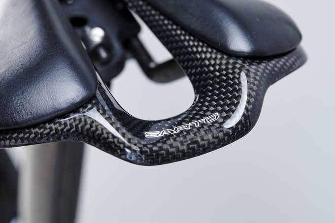 Sarto-Sattel mit Carbongestell und -verschalung