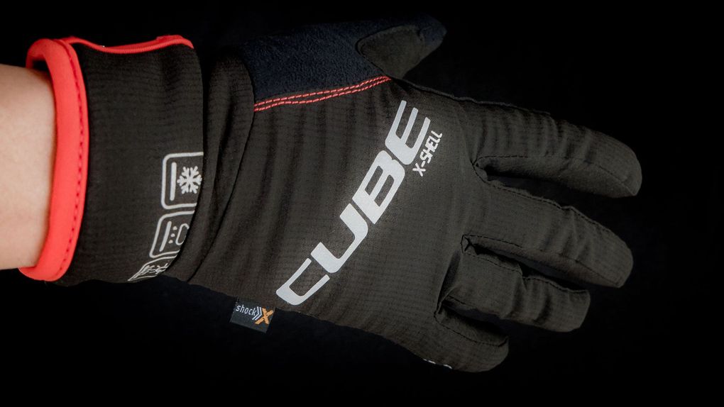 Beim Cube Natural Fit X-Shell Handschuh ist die Außenseite mit einem reflektierenden Cube-Schriftzug versehen. Foto: Arian Schlichenmayer