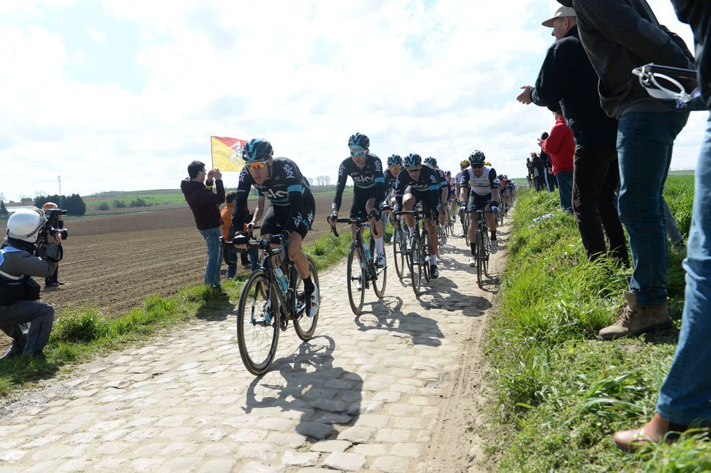 Paris-Roubaix 2016: Ellia Viviani (ganz vorn) wurde später von enem Begleitmotorrad angefahren und musste ins Krankenhaus. Foto: Sirotti