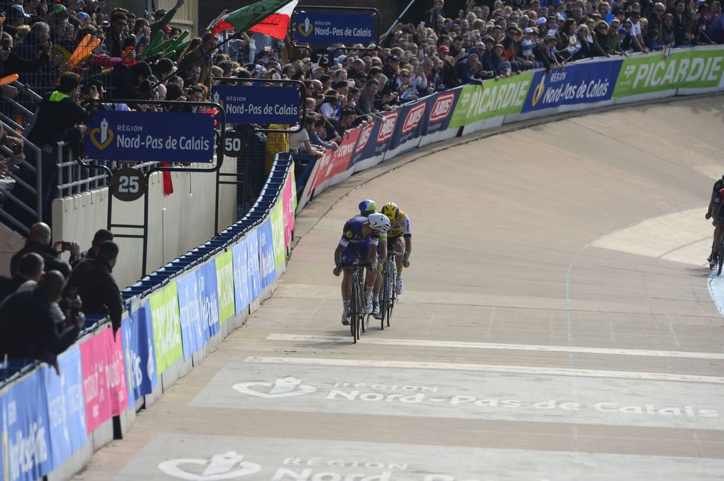 Paris-Roubaix 2016: Tom Boonen mit seinen Verfolger im Velodrom von Roubaix. Foto: Sirotti