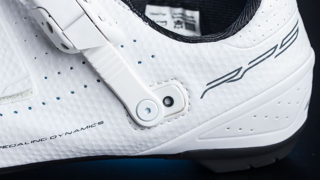 Der Ratschenverschluss des Shimano RP5 ist an die Höhe des Fußrückens anpassbar. Zum Versetzen des Ankerpunktes wird ein Inbusschlüssel mit 2,5 mm benötigt. Foto: Martin Schlichenmayer