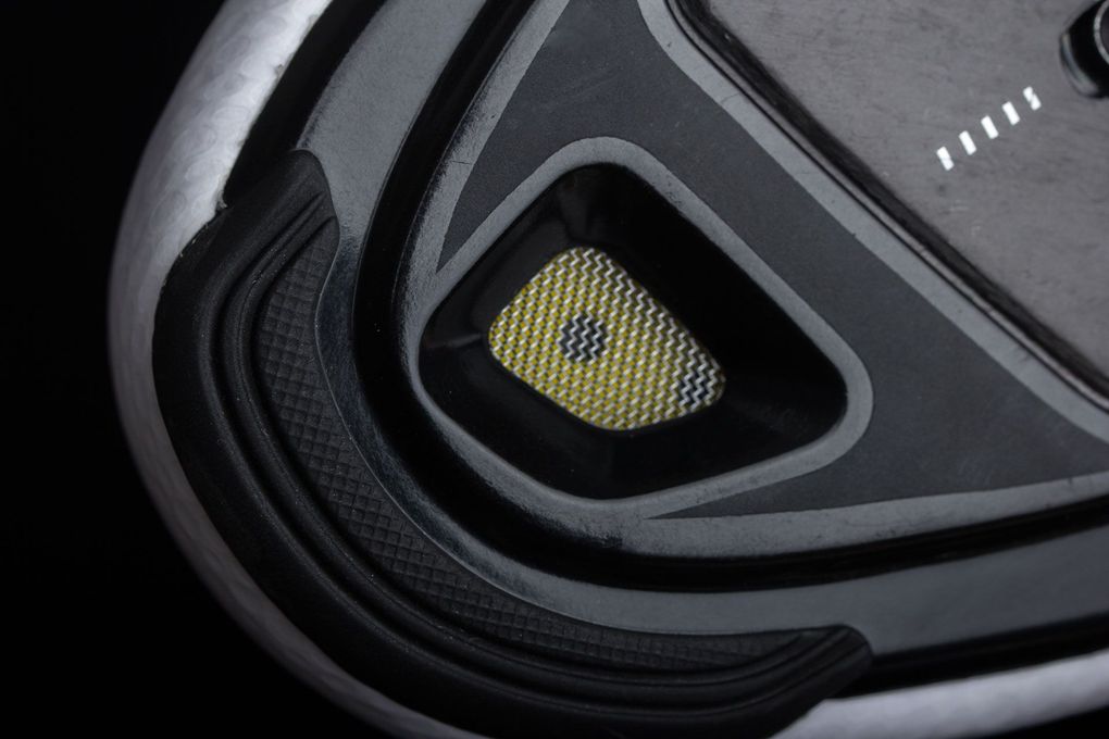 Die vordere Belüftungsöffnung in der Sohle und die Gummierung der Fußspitze des Shimano RP5. Gut erkennbar durch das Gitter des Lüftungsfensters, ist die Perforation der gelben Einlegesohle. Foto: Martin Schlichenmayer