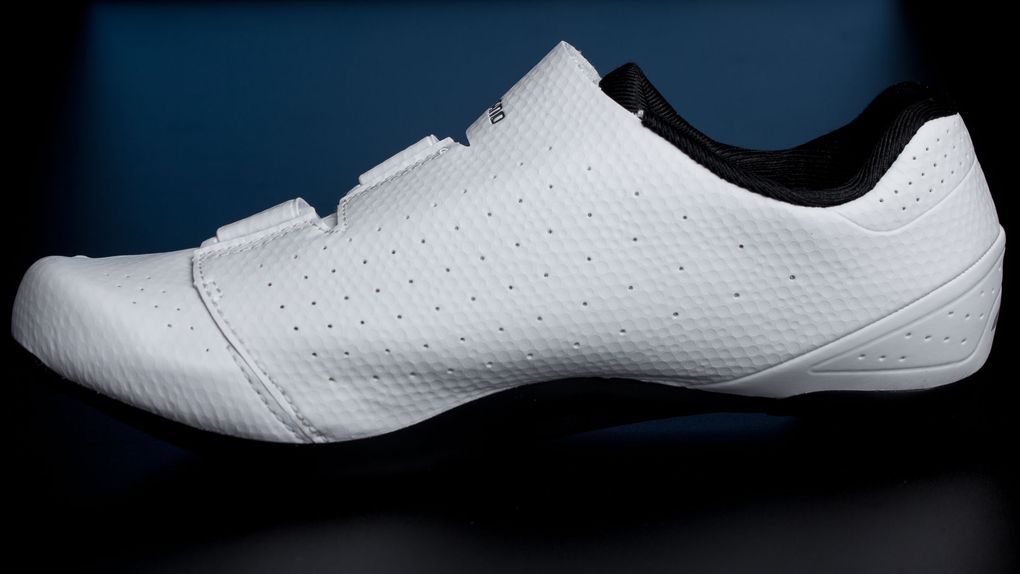 Beim Shimano RP5 fällt die golfballähnliche Oberflächenstruktur sofort ins Auge. Ein aerodynamisch günstiger Effekt ist dadurch nicht zu erwarten. Gut aussehen tut es aber allemal. Foto: Martin Schlichenmayer