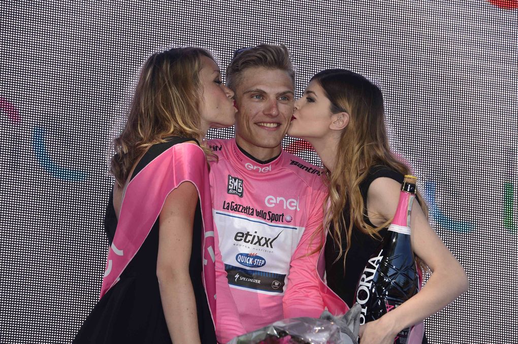 Giro d'Italia 2016 Etappe 3: Kittel sichert sich den Etappensieg und das Maglia Rosa des Führenden in der Gesamtwertung. Foto: Sirotti
