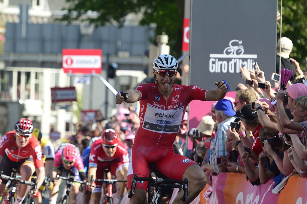 Kittel sprintet zum Sieg auf der zweiten Etappe von Arnhem nach Nijmegen. Foto: Sirotti