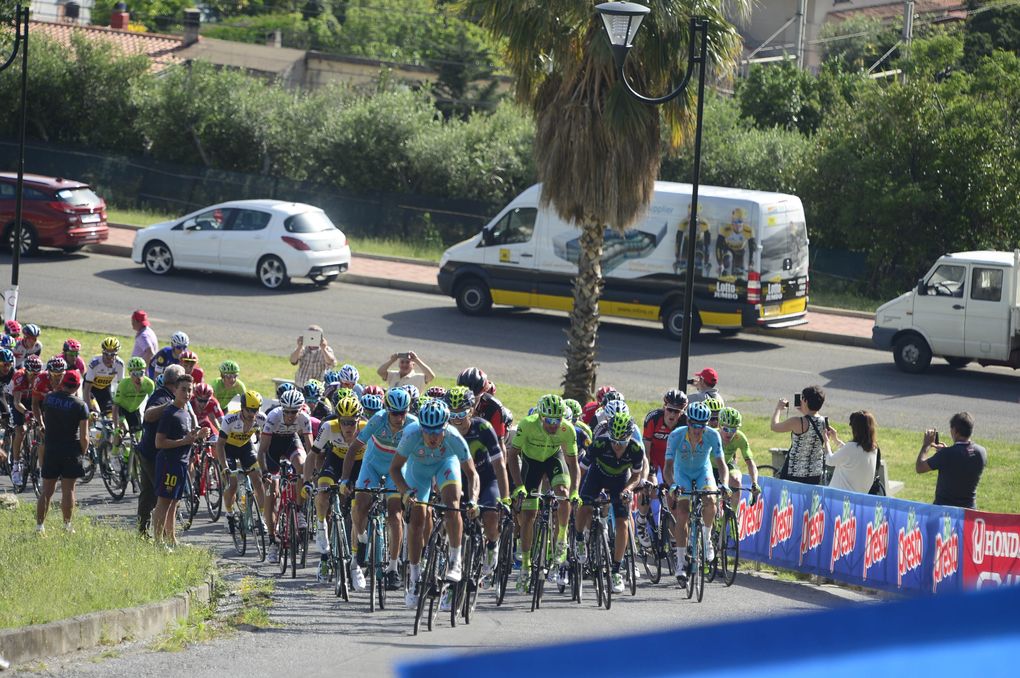 Giro d'Italia 2016 Etappe 4: Astana nimmt die Verfolgung auf. Foto: Sirotti