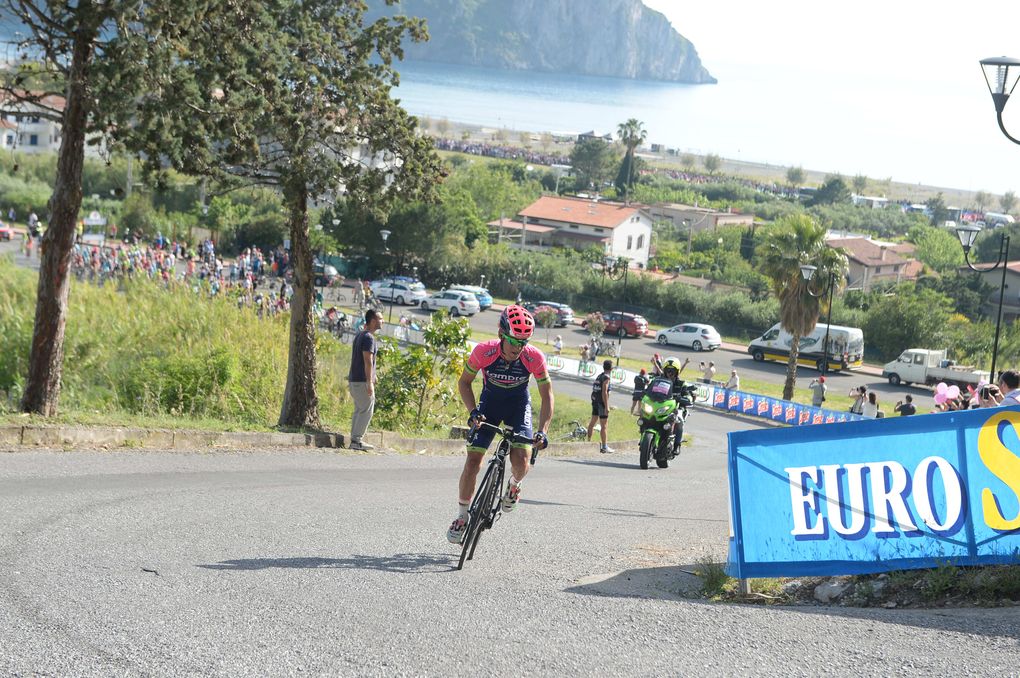 Giro d'Italia 2016 Etappe 4: Ulissi fährt einen beherzten Angriff am Fuße des letzten Anstiegs und schafft es, sich abzusetzen. Foto: Sirotti