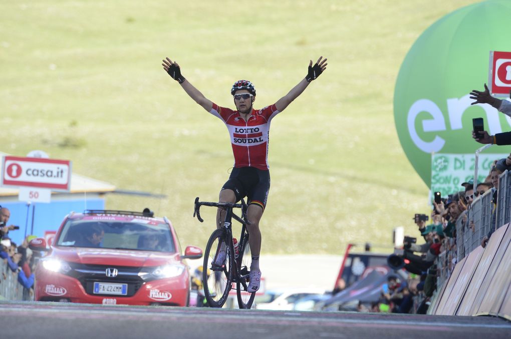 Wellens überquert mit einer Minute Vorsprung die Ziellinie. Foto: Sirotti