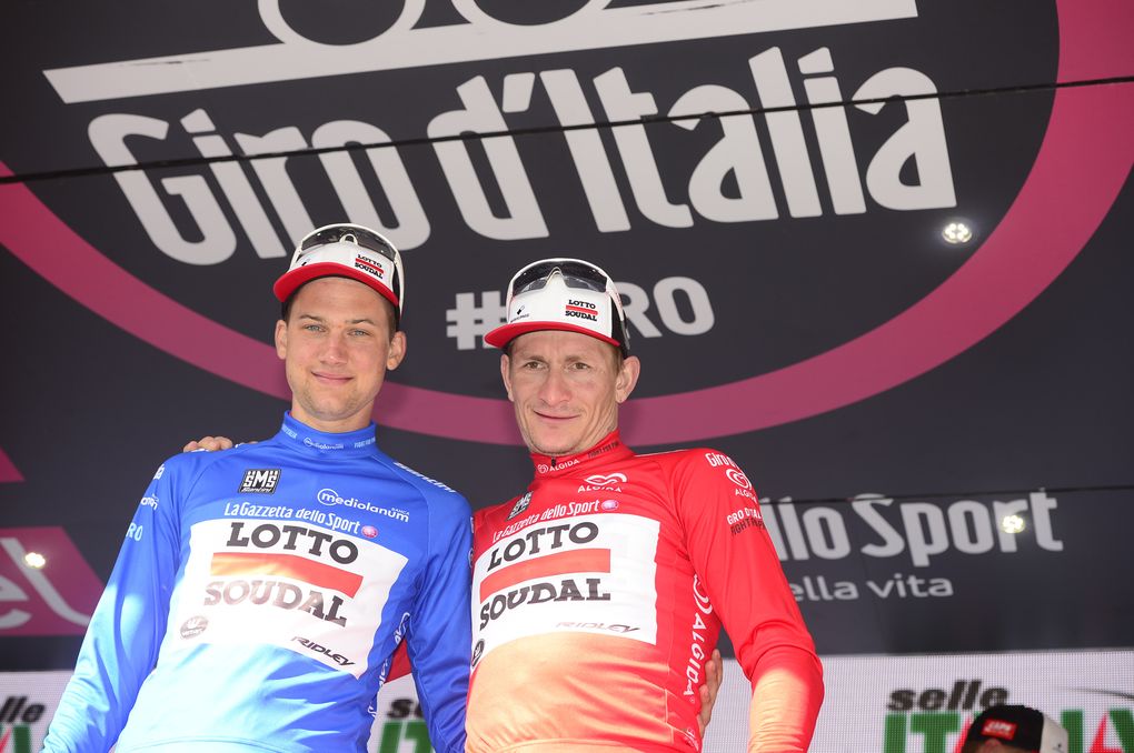 Greipel erhielt das rote Trikot der Sprintwertung, Tim Wellens das blaue Trikot der Bergwertung. Foto: Sirotti