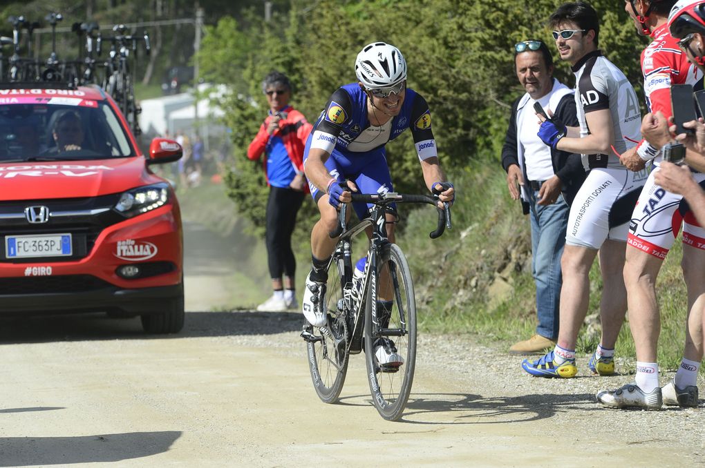 Auf der Schotterstrasse des letzten Anstiegs setzte Brambilla sich erfolgreich ab und war nicht mehr einzuholen. Foto: Sirotti