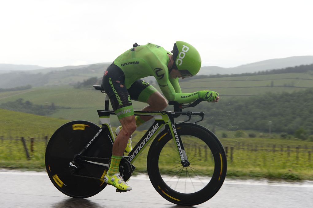 Rigoberto Uran konnte sich nach seinem Sturz nicht mehr berappeln. Foto: Sirotti
