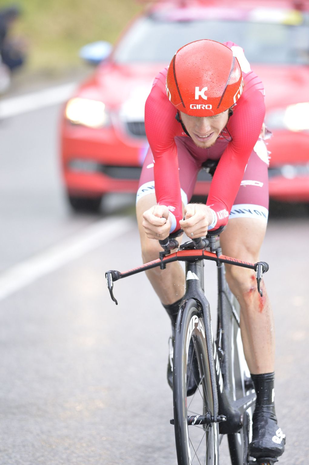 Ilnur Zakarin wurden die nassen Straßen zum Verhängnis: Nach zwei Stürzen fuhr er ins Ziel. Foto: Sirotti