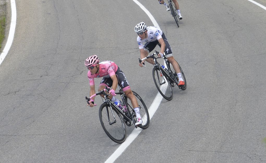 Brambilla zieht seinen Teamkollegen Jungels ins Maglia Rosa. Foto: Sirotti
