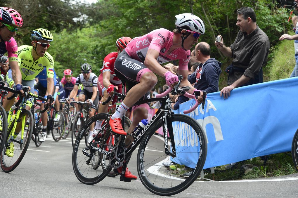 Bob Jungels war vom Maglia Rosa inspiriert und verteidigte es vorbildhaft. Foto: Sirotti