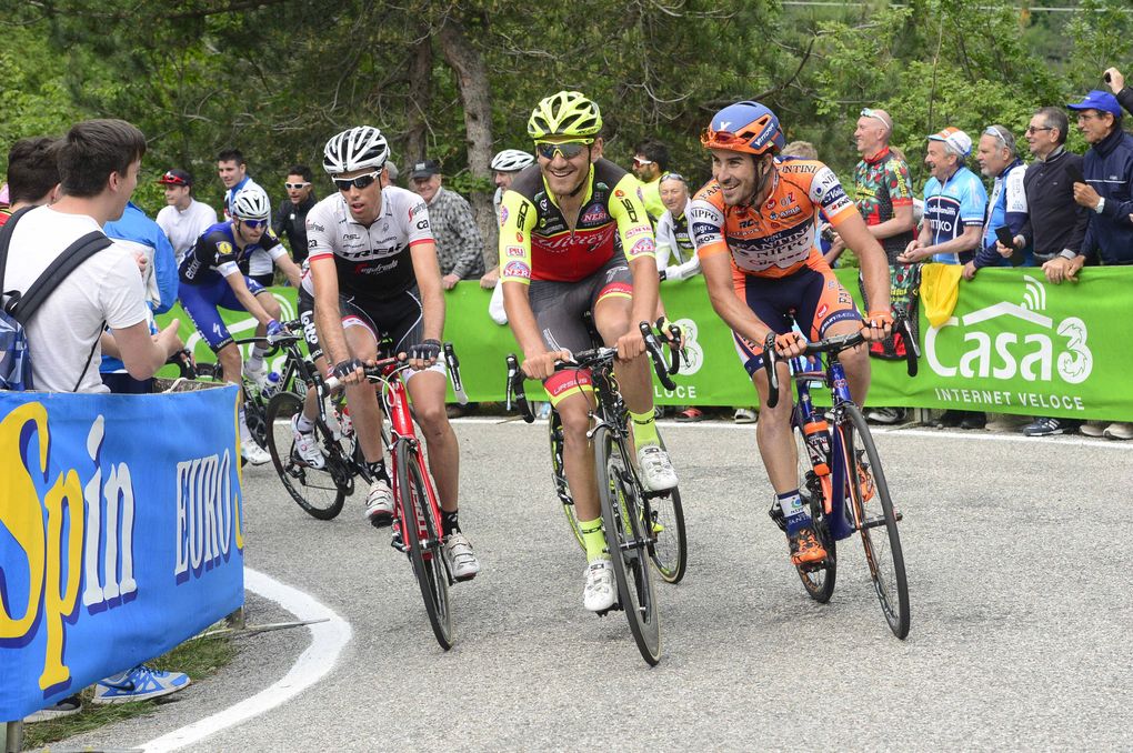 Am Forcella Mostaccin, dem einzigen klassifizierten Anstieg des Tages, brach das Hauptfeld auseinander. Foto: Sirotti