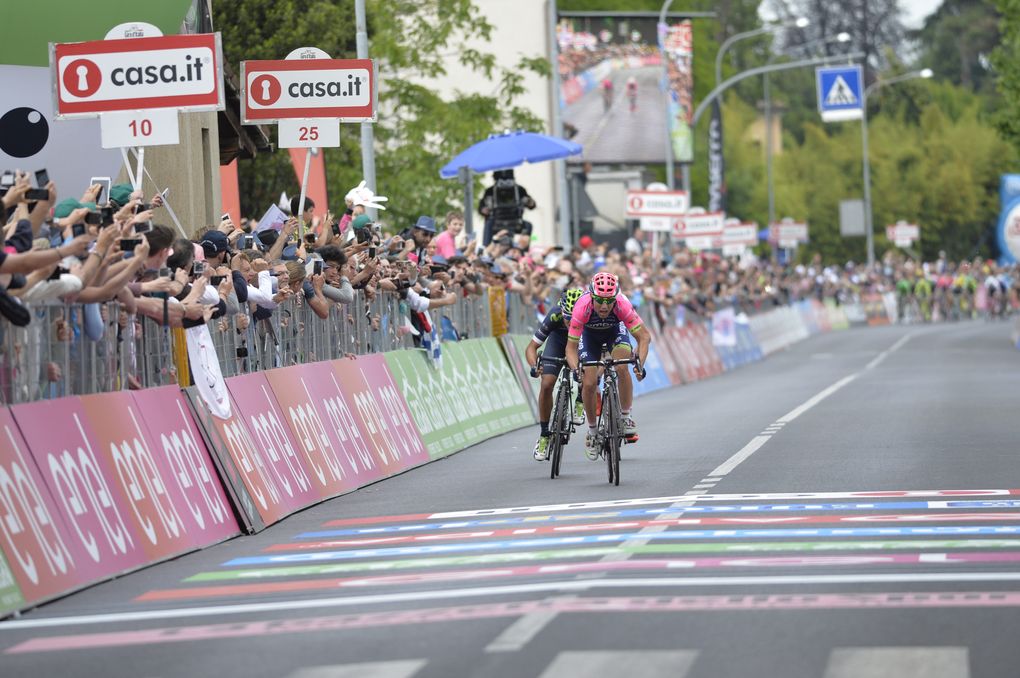 Ulissi sprintet zum Sieg und gewinnt eine zweite Etappe beim Giro d'Italia 2016. Foto: Sirotti