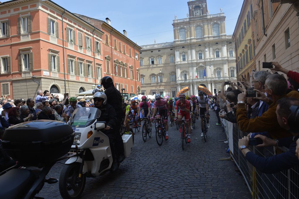 Das Feld verlasst Modena auf die 227 km lange, ziemlich flache Strecke. Foto: Sirotti