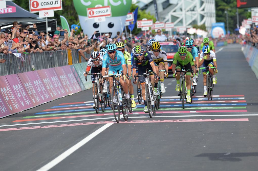 Vincenzo Nibali gewann den Sprint um den dritten Platz und erhielt vier Sekunden Zeitgutschrift. Damit befindet Nibali sich auf Platz drei der Gesamtwertung. Foto: Sirotti