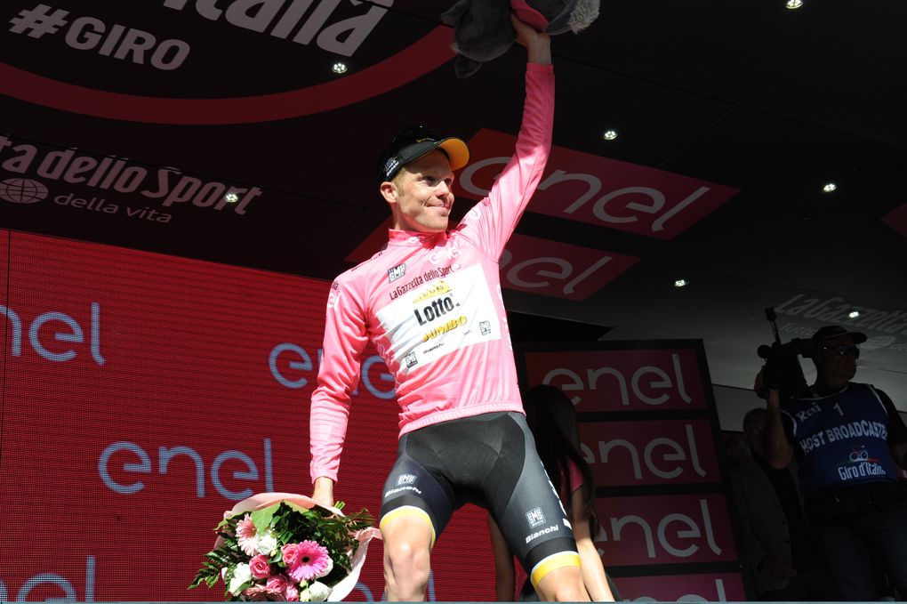 Kruijswijk holt sich das Maglia Rosa. Foto: Sirotti