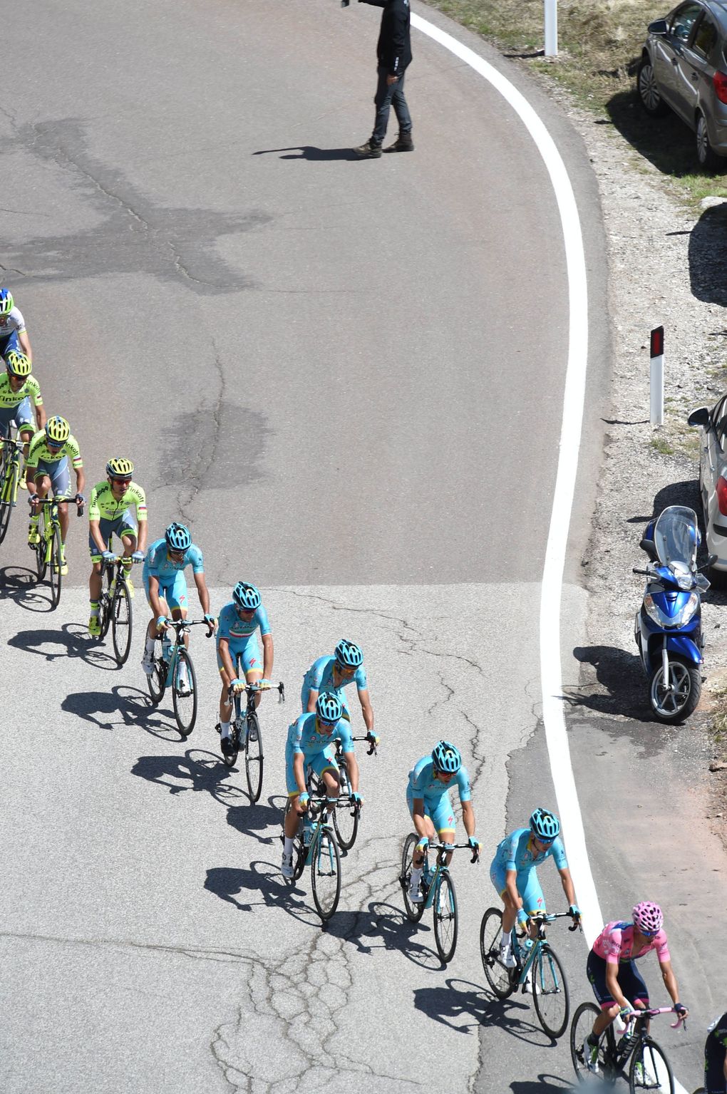 Astana übernahm die Führung im Feld und machte Tempo. Foto: Sirotti