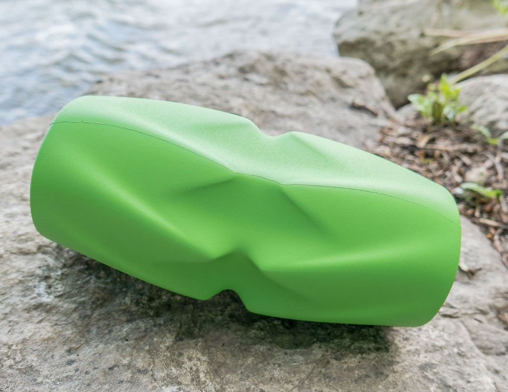 Die Form der Covemo-Faszienrolle ahmt die Finger eines Therapeuten nach, der Verspannungen mit gezieltem Druck auf das Betroffene Gewebe behandelt.