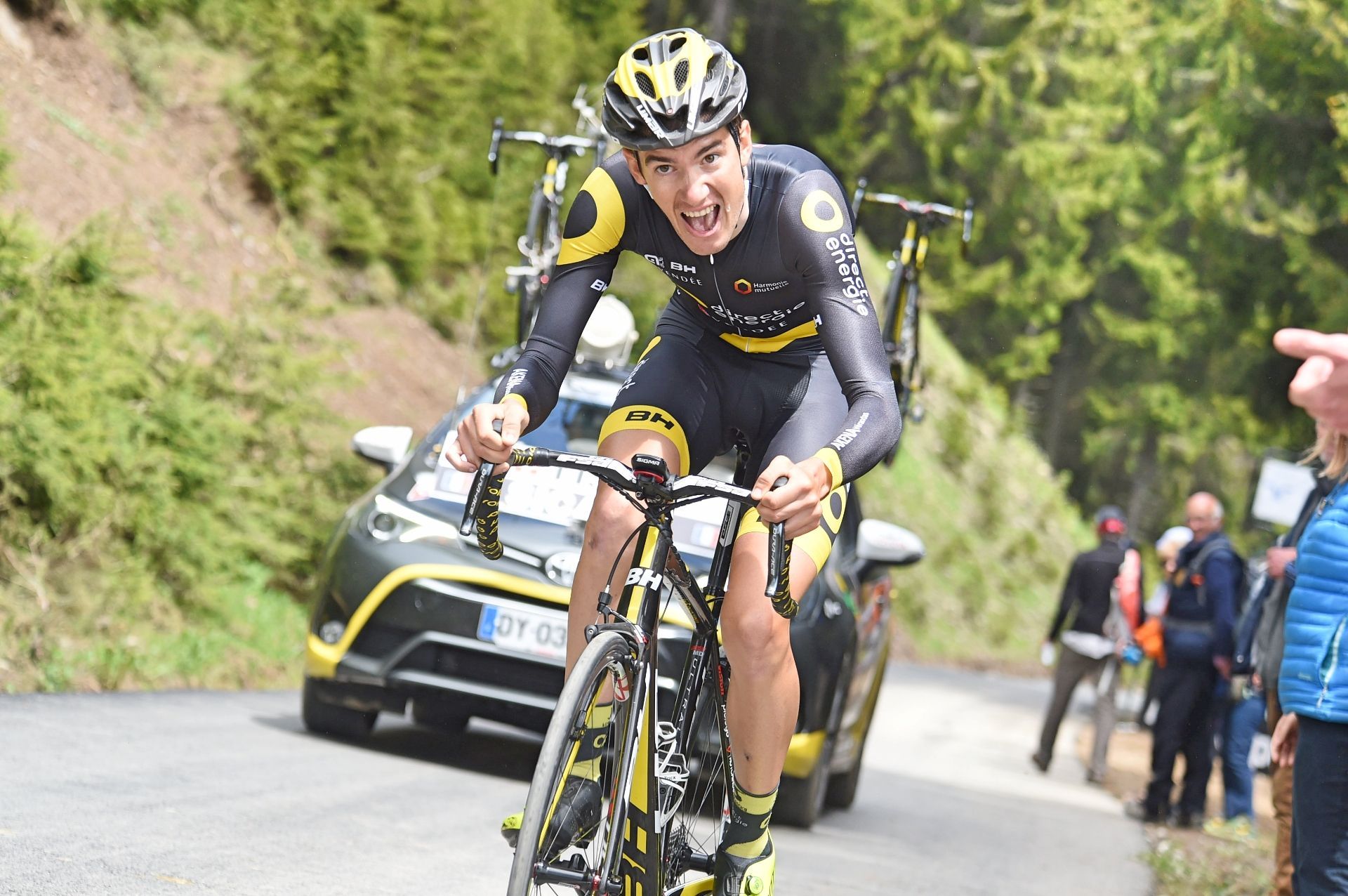 Romain Sicard nimmt im Kampf gegen den Steigungsgradienten eine ungewöhnliche Haltung ein. Foto: Sirotti