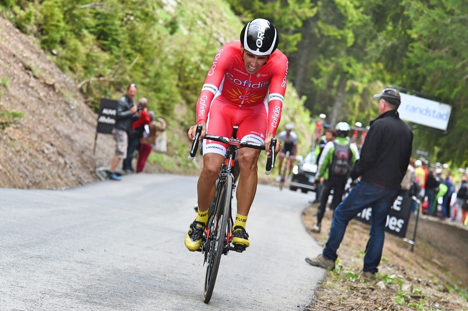 Nicht einmal das Überholen des vor ihm gestarteten Fahrers, kann den Schmerz aus Daniel Navarros Gesicht vertreiben. Der Fahrer von Team Cofidis beendete das Zeitfahren als 11. Foto: Sirotti