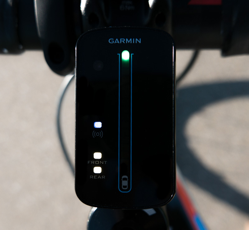 Garmin Varia Fahrradradar – Anzeigeeinheit: Grünes Licht bedeutet, dass sich im Moment kein Fahrzeug von hinten nähert.