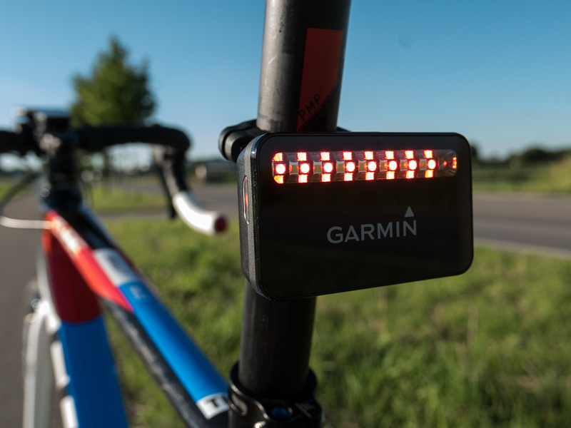 ... bis mit acht LEDs die volle Leuchtkraft erreicht ist, wenn das herannahende Fahrzeug am nächsten ist.