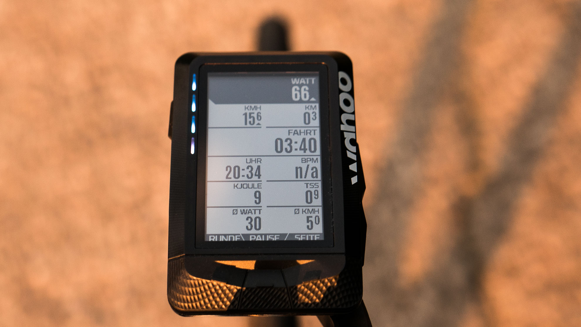 Die drei blauen LEDs zeigen beim Wahoo Elemnt eine Abweichung nach oben vom durch die mittlere weiße LED an.