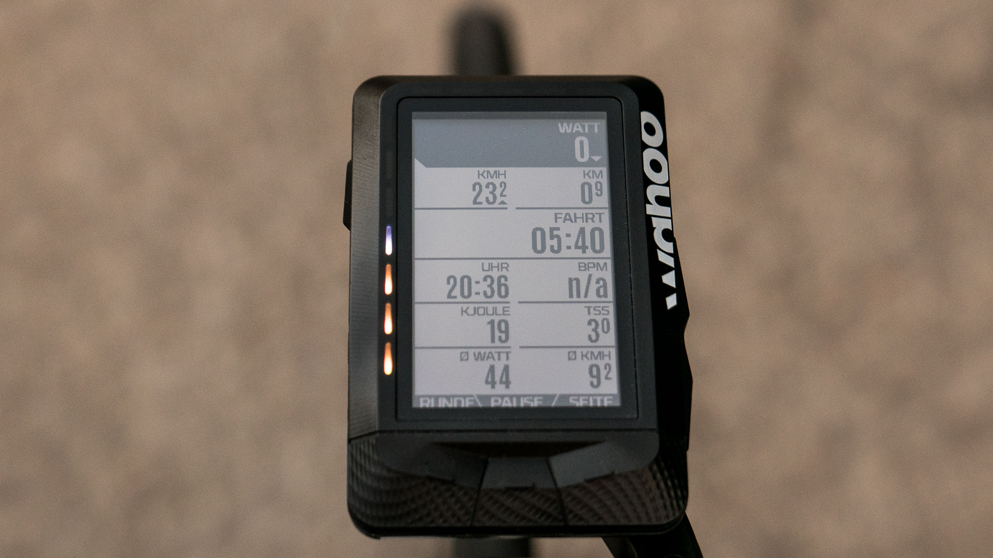 ... während die drei unteren orangenen LEDs eine Abweichung nach unten bedeuten.