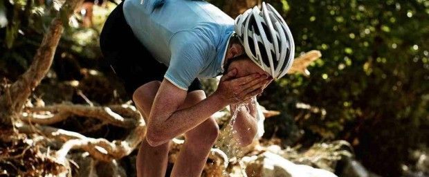 Der Himmel ist blau und die Sonne scheint – so habt ihr auch bei hohen Temperaturen Spaß beim Fahren. (pic: Rapha)