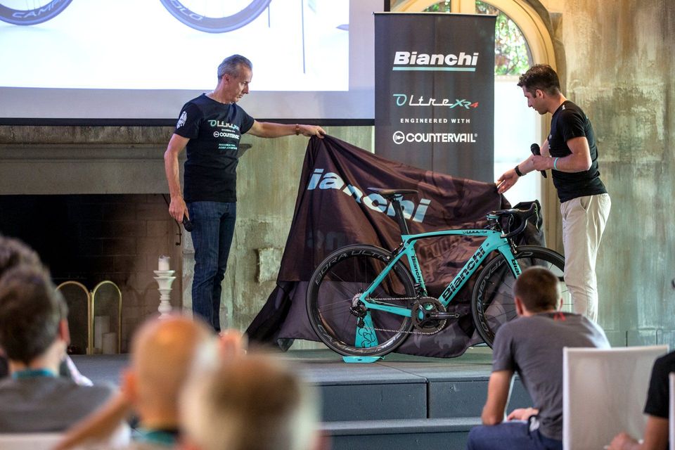 Angelo Lecchi, Produkt-Manager bei Bianchi (links) sagt, dass das Oltre XR4 nicht die Rolle des leichtesten, steifsten oder aerodynamischsten Fahrrads in Anspruch nehmen will, betont jedoch Bianchis Ziel, ein möglichst „komplettes“ Bike zu entwerfen. (pic: Michele Mondini)
