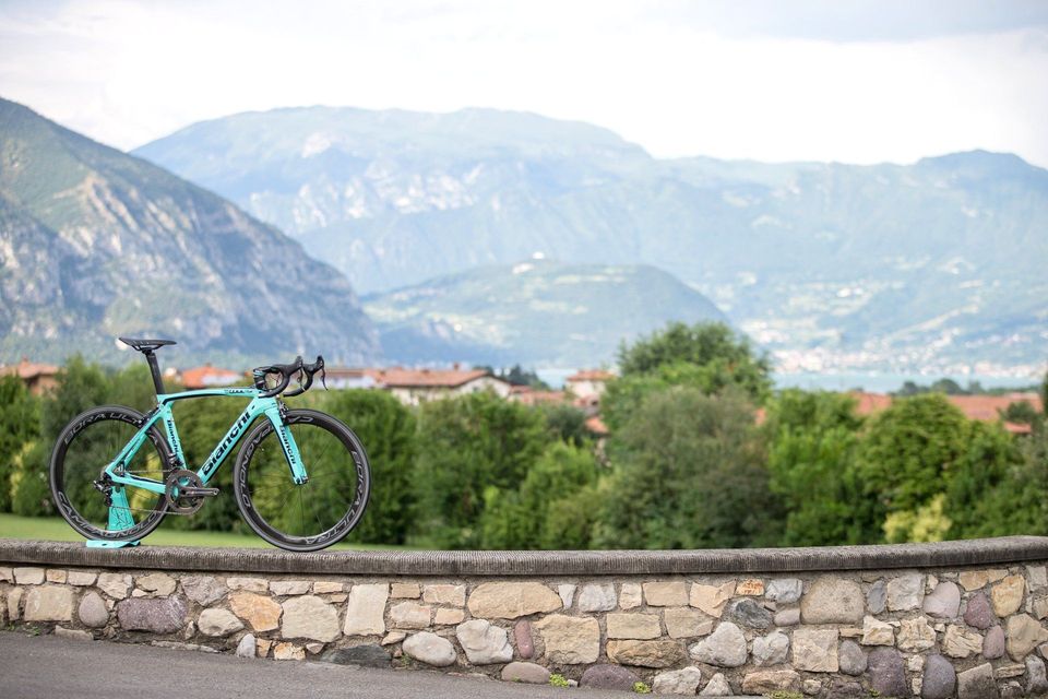 Die hügligen Straßen Norditaliens boten die Möglichkeit, einen ersten Eindruck vom Bianchi Oltre XR4 zu gewinnen. (pic: Michele Mondini)