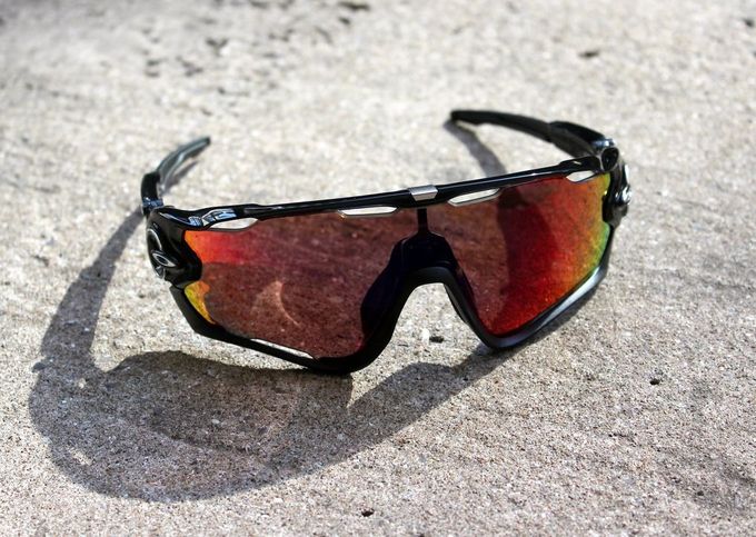 Wir empfehlen bei jedem Wetter mit Brille zu fahren, aber vor allem dann, wenn es sonnig ist. (pic: Factory-Media)