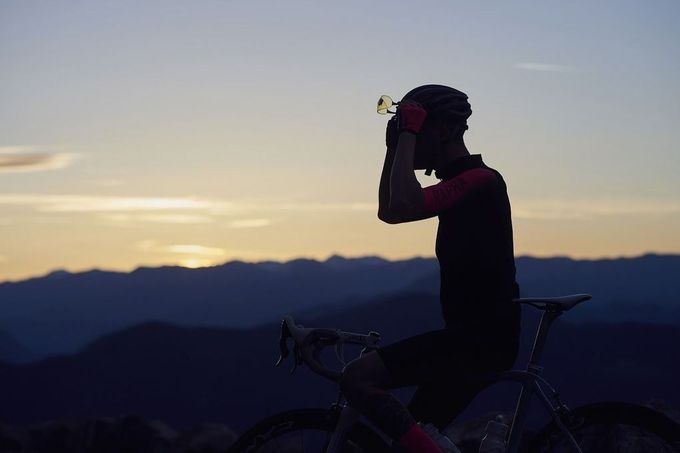 Starte früh am Morgen oder spät am Abend, um die heißesten Stunden des Tages zu vermeiden. (pic: Rapha)