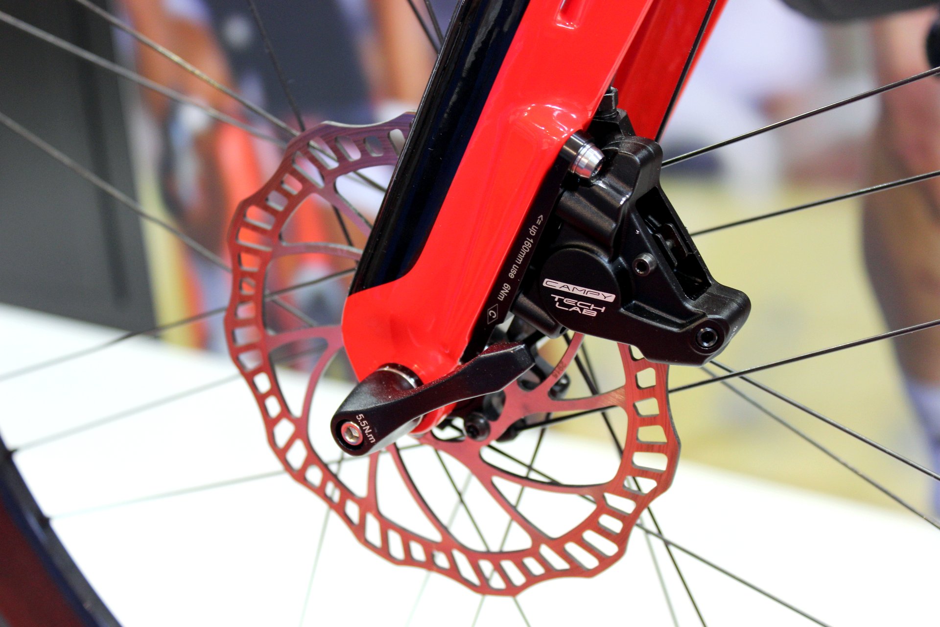 Die Disc hat bei nahezu jedem Hersteller Einzug gehalten und dominiert inzwischen den Bremsenmarkt. Wer sich ein neues Rennrad kaufen will, fährt mit einer Scheibenbremse besser. (Foto: George Scott)