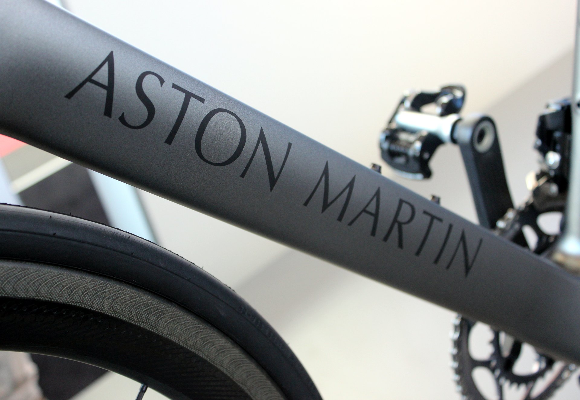 Sonderedtition des Storck Fascenario .3 Platinum mit großem Aston-Martin-Schriftzug auf dem Unterrohr. (Foto: George Scott / Factory Media)