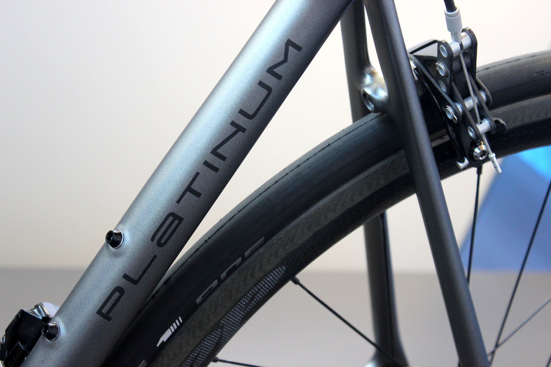 Storck Fascenario .3 Platinum mit großem Platinum-Schriftzug auf dem Sitzrohr. (Foto: George Scott / Factory Media)