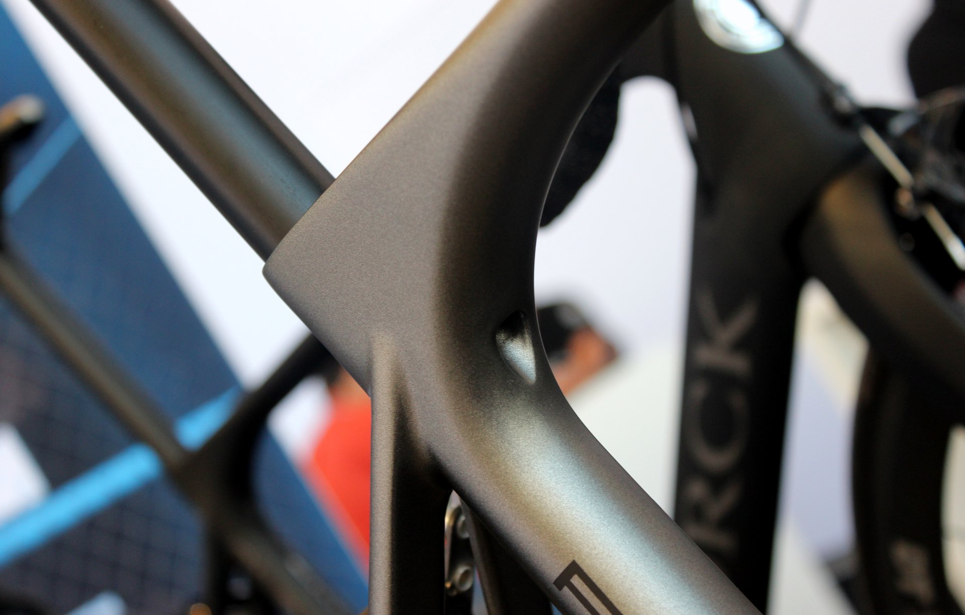 Sonderedition des Storck Fascenario .3 Platinum mit "Flat Section Technology"-Sattelstütze und integrierter Sattelklemme (Foto: George Scott / Factory Media)