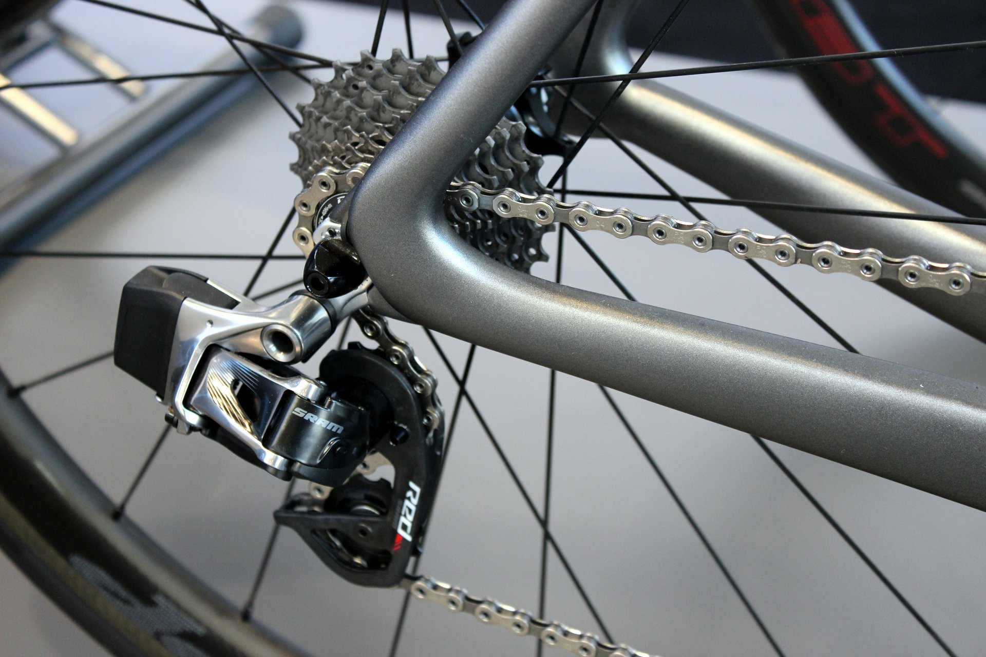 Sonderedition des Storck Fascenario .3 Platinum mit SRAM-Red-eTap-Schaltwerk (Foto: George Scott / Factory Media)