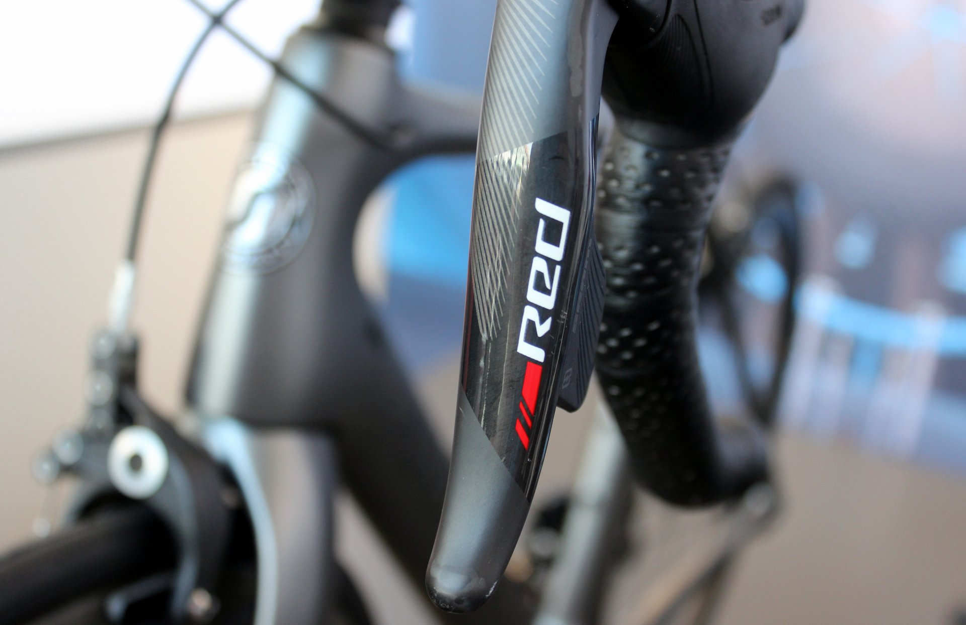 Sonderedition des Storck Fascenario .3 Platinum mit SRAM-Red-Schalthebeln (Foto: George Scott / Factory Media)