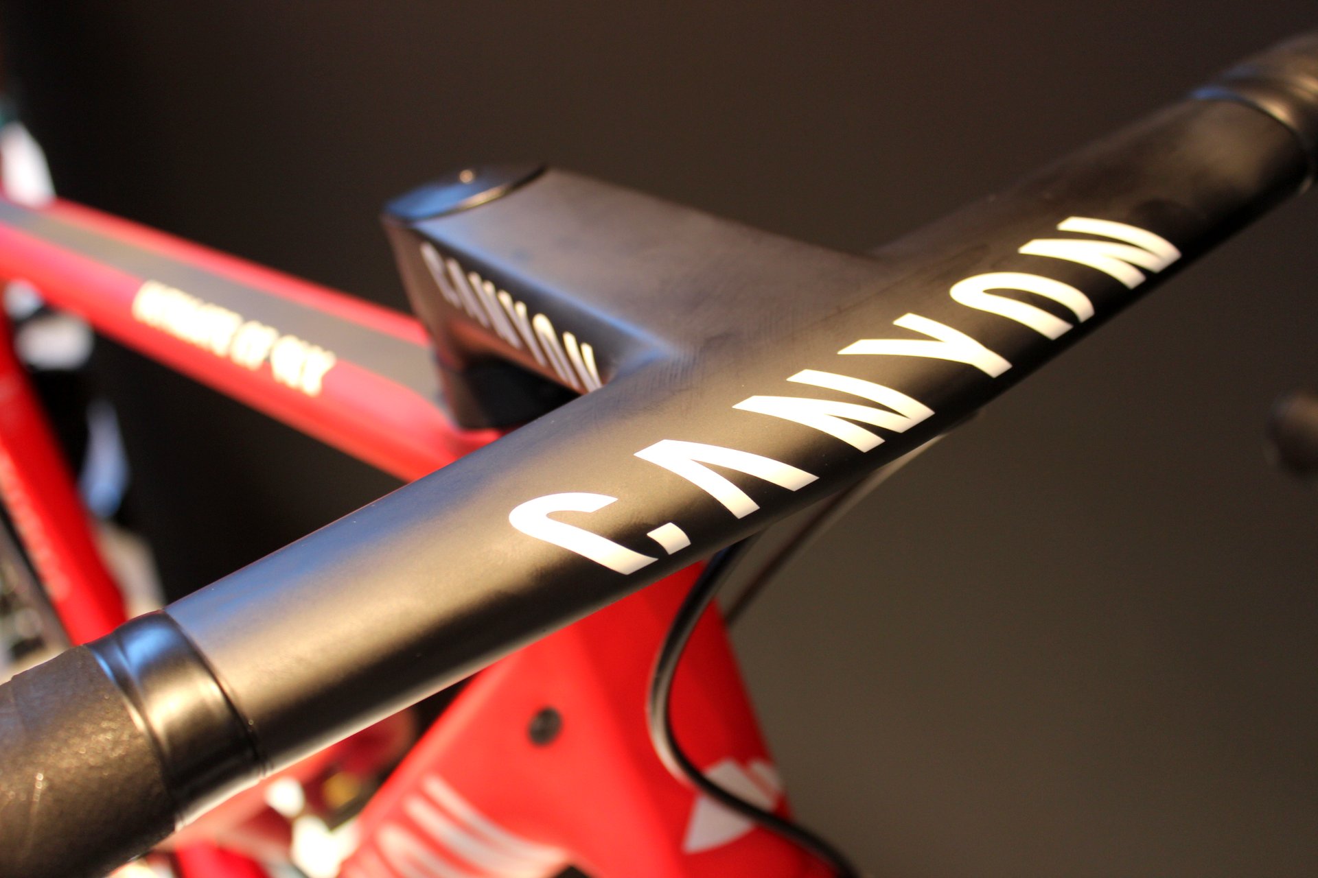 Aero-Lenker des Canyon Ultimate CF SLX Disc (Foto: George Scott / Factory Media)